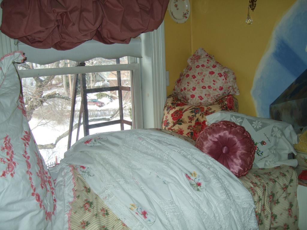 Enchanted Nights Bed & Bath Kittery Rum bild