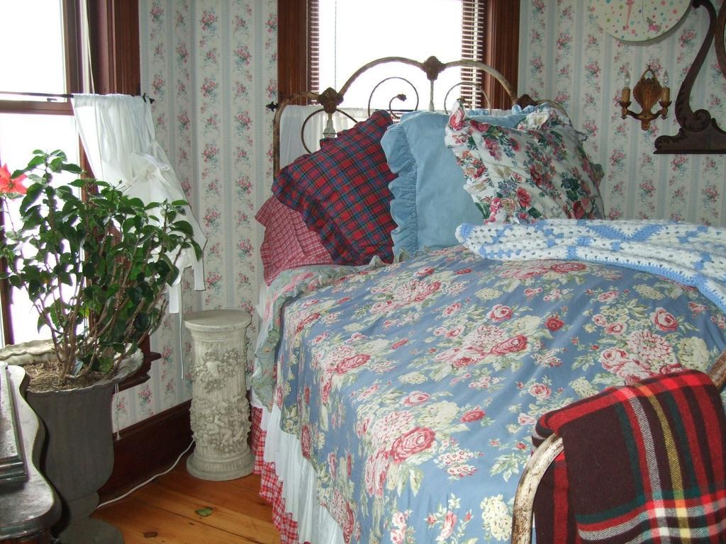 Enchanted Nights Bed & Bath Kittery Rum bild